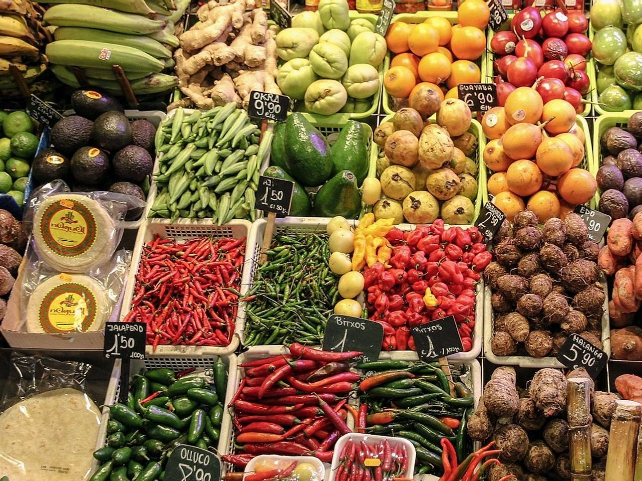 Gran tienda de golosinas saludables con frutas de estación